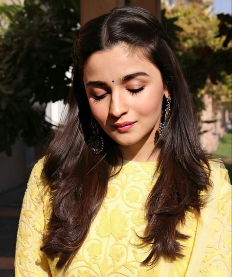 Alia Bhatt Hairstyles, Hair Style On Saree, Engagement Hairstyles, Traditional Hairstyle, Indian Wedding Hairstyles, Ethnic Hairstyles, Front Hair, Open Hairstyles, Daily Hairstyles