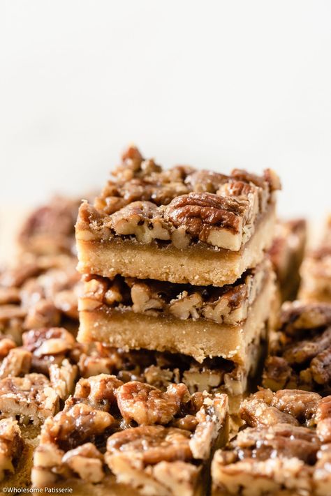 Pecan Shortbread Bars, Caramel Pecan Topping, Chocolate Semifreddo, Shortbread Bars Recipes, Maple Caramel, American Dessert, Pecan Shortbread Cookies, Pecan Shortbread, Bread Bar