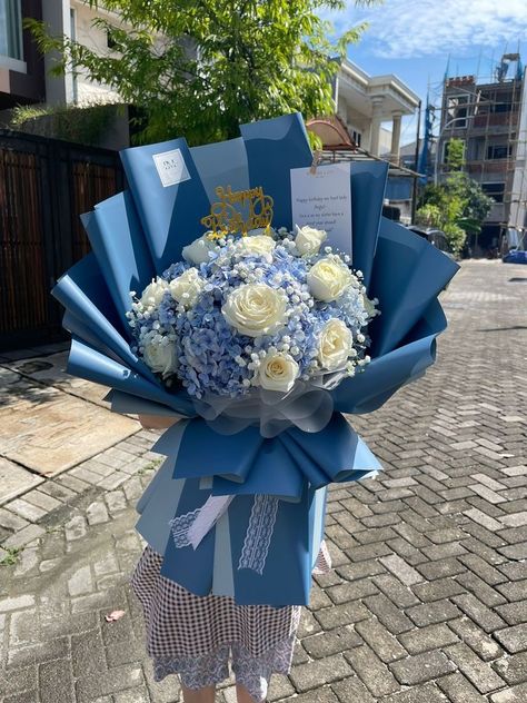 Blue Flowers Bouquet Gift, Blue Bouquet Aesthetic, Blue And White Roses, Roses Bouquet Gift, Ribbon Flowers Bouquet, Blue Flowers Bouquet, Graduation Flowers, Luxury Flower Bouquets, Fancy Flowers