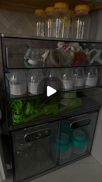 Asia Slim on Instagram: "Nest with me at 35 weeks pregnant 🤍, let’s work on this bottle station. Today I wanted to focus primarily on organization, next time when we’re a little closer to delivery we will be washing and sterilizing these bottles & pacifiers 🤍.   This was super fun to do, what should work on next in this nesting series? Also , what bottles do your babies prefer ?   #nesting #babyprep #firsttimemom #pregnancy #explore  #momtobe" Pump And Bottle Organization, Breast Feeding Station Organization, Organize Pumping Supplies, Bottle Feeding Station, Bottle And Pump Organization, Bottle Station Organization, Bottle Washing Station Baby, Dr Browns Bottle Organization, Bottle Drying Rack Ideas