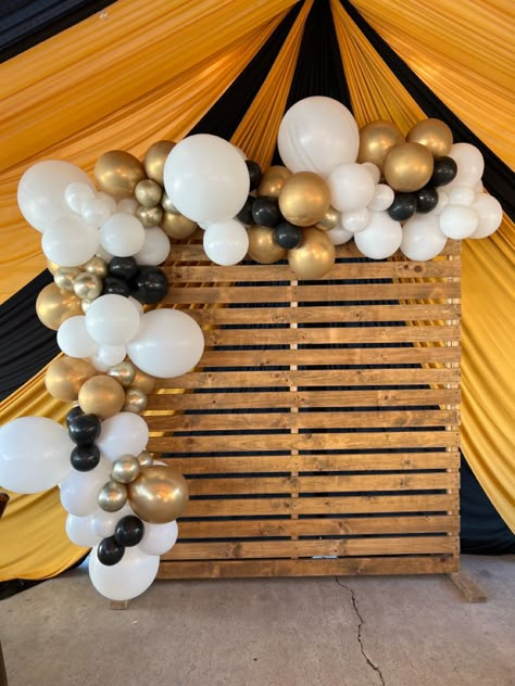 Yellow Black And White Balloon Garland, Graduation Decor Outdoor, Balloon Arch Pallet Wall, Graduation And Birthday Party Ideas, Balloon Garland Graduation Party, Matric Backdrop Ideas, Pallet Backdrop With Balloons, Grad Balloon Garland, Balloon Arches For Graduation