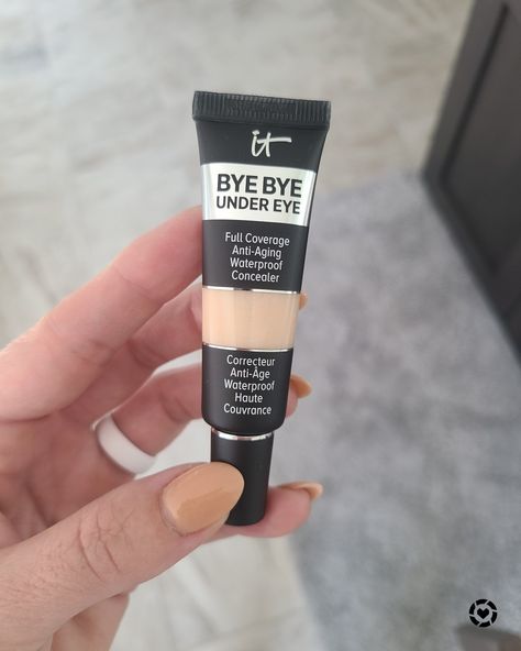 Hide Dark Circles, Waterproof Concealer, Tarte Cosmetics, It Cosmetics, Beauty Recipe, Beauty Room, Makeup Brands, Bye Bye, Dark Circles