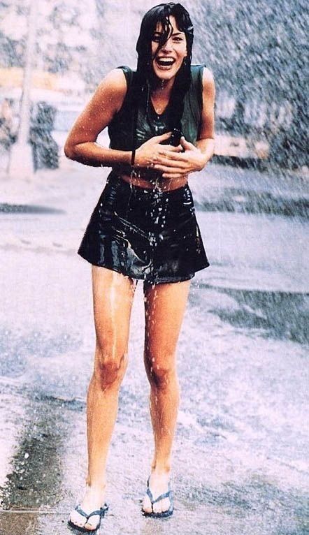 Standing In The Rain, I Love Rain, Under The Rain, Walking In The Rain, Singing In The Rain, Liv Tyler, Sarah Michelle Gellar, Rain Photography, Dancing In The Rain