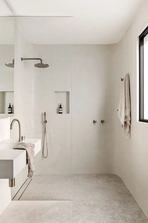 12 Modern Bathroom Tile Ideas That Are On Trend for 2024 Venetian Plaster Bathroom, Venetian Bathroom, Plaster Bathroom, Three Gables, Concrete Bathroom, Modern Monochrome, Interior Minimalista, Venetian Plaster, Main Bathroom