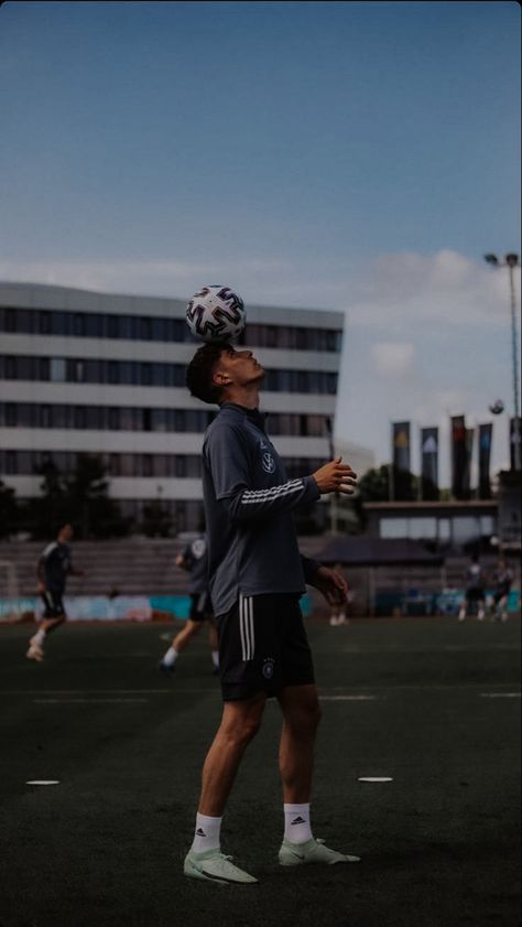 Male soccer player aesthetic Strong Men Aesthetic, Football Training Aesthetic, High School Soccer Boys, Soccer Aesthetic Boy, Soccer Boys Aesthetic, Sporty Boy Aesthetic, Soccer Boy Aesthetic, Soccer Player Aesthetic, Soccer Photography Poses