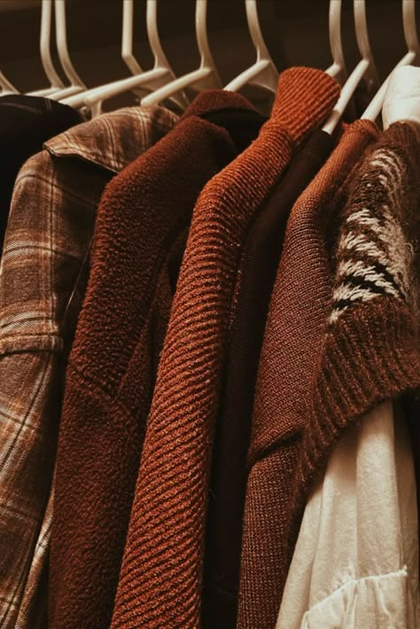 Autumn Aesthetic Sweaters, Sweater Season Aesthetic, Aesthetic Fall Sweaters, Autumn Spooky Aesthetic, Cozy Autumn Aesthetic Clothes, Brown Sweater Aesthetic, Autumn Sweaters Aesthetic, Autumn Academia Aesthetic, Soft Fall Aesthetic