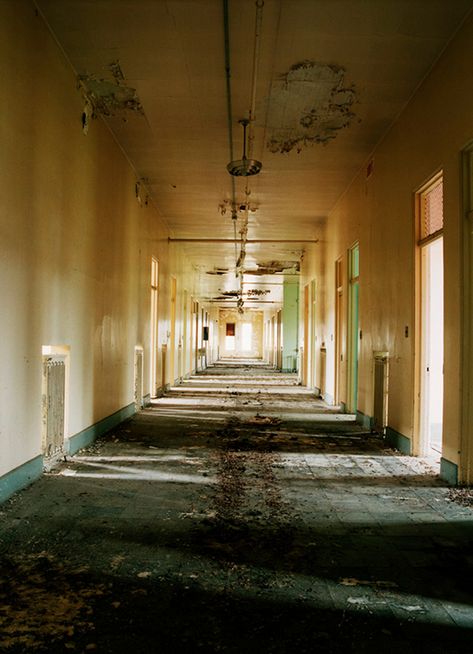 These Photos From Oregon's Abandoned Insane Asylum Are Downright Abandoned Asylums, Abandoned Property, Insane Asylum, Abandoned Hospital, Salem Oregon, Forgotten Places, Oregon State, Haunted Places, Urban Exploration