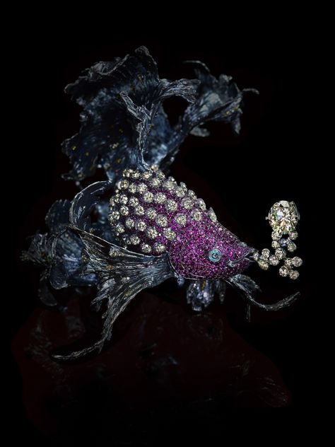 Wallace Chan Gleams of Waves Brooch Wallace Chan, Fish Jewelry, Asian Jewelry, Themed Jewelry, Gems Jewelry, Animal Jewelry, Exquisite Jewelry, High Jewelry, All That Glitters