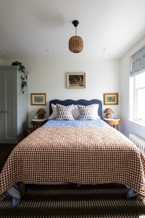 cottage (or “cottagecore”) aesthetic Maine Cottage Bedroom, Cottage Mid Century Modern, Traditional Cottage Bedroom, Modern Heritage Design, Cozy Cottage Aesthetic Interior, Midcentury Cottage Style, Midcentury Modern Cottagecore, Small Vintage Bedroom Ideas, Little Women House Aesthetic