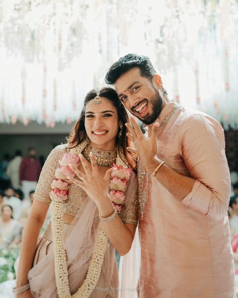 Engagement Couples Outfit Indian, Roka Outfit Indian Couple, Couple Poses For Saree, Engagement Aesthetic Indian, Indian Engagement Photos Ideas, Couple Engagement Pictures Indian, Engagement Aesthetic Photos, Roka Photoshoot Ideas, Couple Poses Indian Engagement Photos