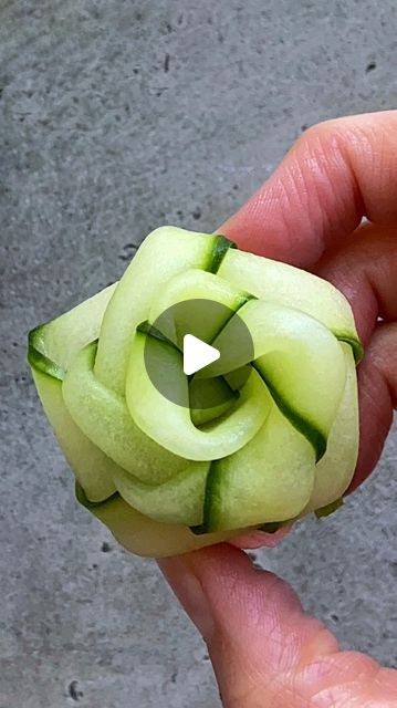 Sine Siemkowicz on Instagram: "CUCUMBER ROSE APPETISERS🌸 With cream cheese colored pink with beetroot powder on crackers & cucumber slices. I first discovered cucumber roses on @inspo_by_rio_ ‘s feed. If you don’t know her, you should definitely check her out. She’s an amazing food stylist. #beautifulcuisines #fingerfood #dinnerpartyideas #appetizers #cucumber #crackersandcheese" Cucumber Roses How To Make, Valentine Food Ideas Entertaining, Rose Shaped Food, Appetizers Cucumber, Green Food Party, Cucumber Garnish, Cucumber Rose, Cucumber Appetizers, Cream Cheese Appetizer