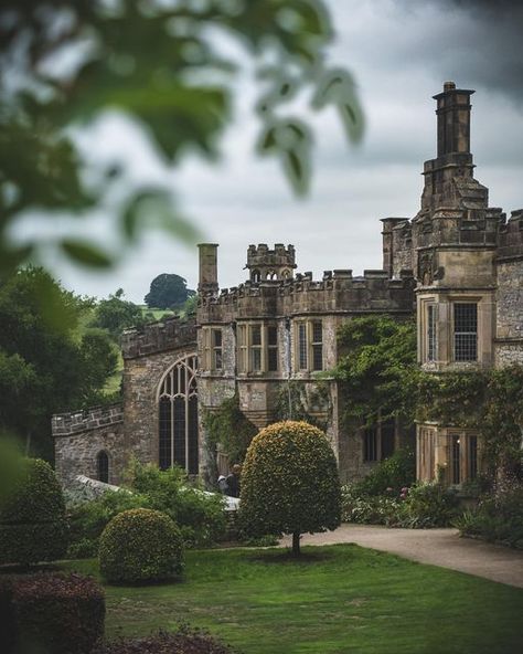 Heritage | Architecture | Historical Places on Instagram: "Another here of the exceptionally beautiful Haddon Hall. Absolutely love this place. . . . . #haddonhall #derbyshire #england #uk #beautifulhomes #historicalplace #historichouses #medieval #manorhouse #englishcountryhouse #photosofbritain #capturingbritain #visitengland #ukpotd" English Mansion, Heritage Architecture, Haddon Hall, English Houses, England Aesthetic, Medieval England, English Manor Houses, Castles In England, British Country