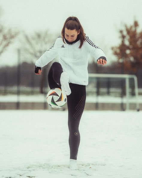 Lena Oberdorf, Female Football Player, Womens Football, Womens Soccer, Football Players, Arsenal, Soccer, Football, Arsenal Fc