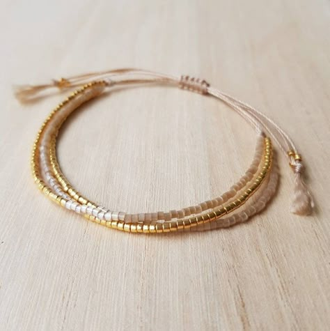 Modern Beaded Bracelets, Minimalist Beaded Bracelet, Dainty Handmade Jewelry, Dainty Beaded Bracelets, Glass Beaded Bracelets Ideas, Miyuki Bracelet Pattern, Handmade Accessories Ideas, Beige Bracelet, Tiny Bead Bracelet