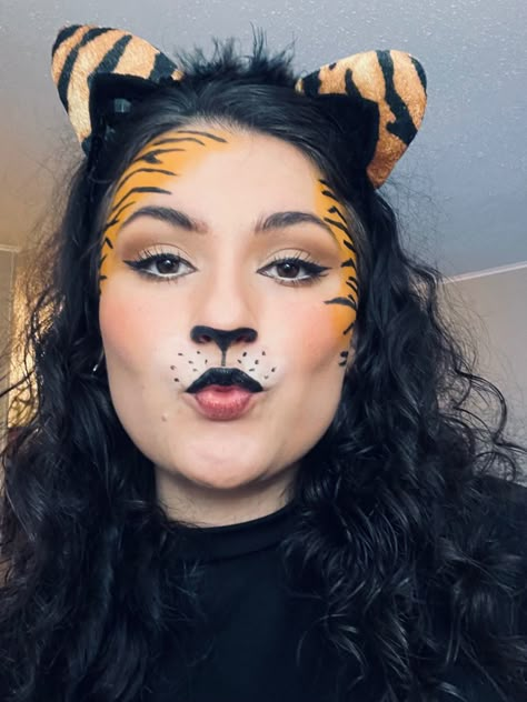 Easy Tiger makeup Easy Tiger Costume, Tiger Face Painting Easy, Animal Makeup Looks Easy, Zoo Animal Makeup, Animal Halloween Makeup Easy, Tiger Make Up Woman, Cute Tiger Makeup, Lemur Face Paint, Tigger Make Up Halloween