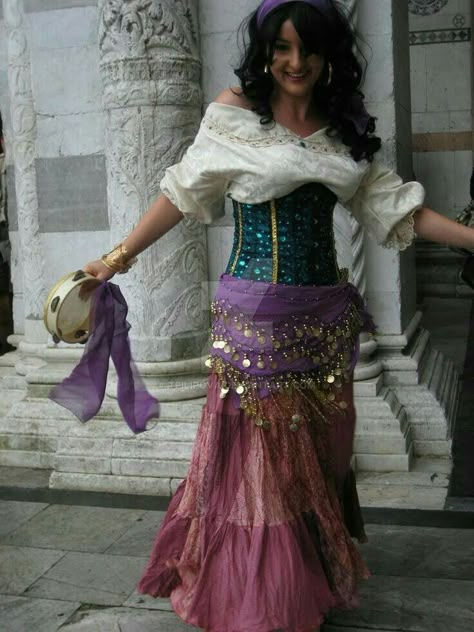 Romani Cosplay, Esmeralda Costume, Esmeralda Cosplay, Lucca Comics, Fair Outfits, Fest Outfits, Diy Kostüm, Hunchback Of Notre Dame, Disney Cosplay