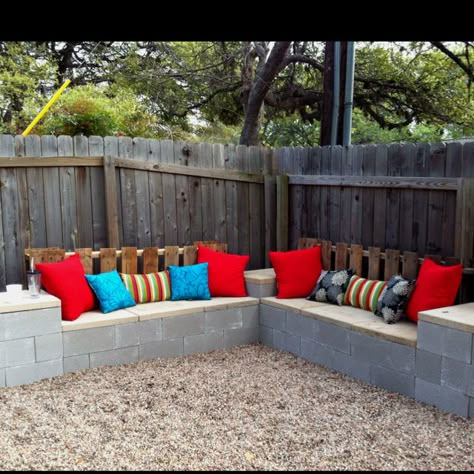 Cement block bench Backyard Seating Ideas, Cinder Block Ideas, Cinder Block Furniture, Block Furniture, Diy Outdoor Seating, Backyard Seating Area, Cinder Blocks, Cozy Backyard, Backyard Seating