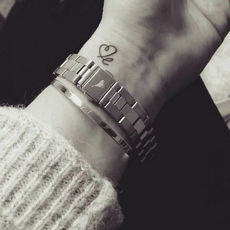 Letter E Tattoo, Wrist Tattoos Quotes, Tattoo On Wrist, Meaningful Wrist Tattoos, Small Heart Tattoos, L Tattoo, Shape Tattoo, Initial Tattoo, Inspiration Tattoos