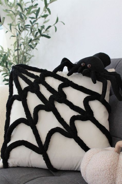 IF YOU LIKE SIMPLE HALLOWEEN DECOR AS MUCH AS WE DO. YOU'RE DEFINITELY GOING TO LIKE THIS FUN DIY PROJECT! Wood Projects Halloween, Halloween Wood Projects, Halloween Pillows Diy, Throw Pillow Diy, Ghost Pillow, Halloween Bedroom, Halloween Pillows Covers, Halloween Room Decor, Diy Halloween Decor