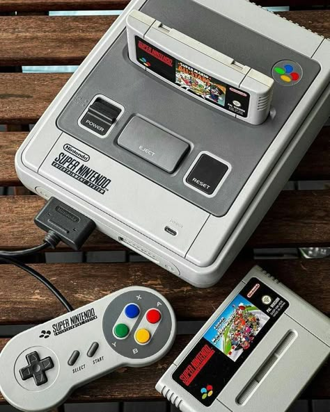 O Super Nintendo Entertainment System (Super NES, SNES ou Super Nintendo) é um console de videogame de 16 bits desenvolvido pela Nintendo que foi lançado em 1990 no Japão, 1991 nos Estados Unidos, 1992 na Europa e Australásia (Oceania) e América do Sul em 1993. No Japão, o sistema é chamado de Super Famicom (em japonês: スーパーファミコン, transl. Sūpā Famikon), oficialmente, adotando o nome abreviado do seu antecessor, o Famicom).#games#gamespot#gameplay#gamer#gamers#gamerraiz#gamerroom#gamesclássicos Old Game Consoles, Old Nintendo, Abi Motto, Nintendo Entertainment System, Nintendo Sega, Retro Gadgets, Nes Games, Retro Accessories, Retro Games