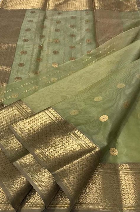 Chanderi Silk Saree Blouse Designs, Indian Clothes Women, Dhoti Saree, Chanderi Silk Saree, Indian Saree Blouse, Bridal Silk Saree, Designer Saree Blouse Patterns, Traditional Indian Outfits, Antique Jewelry Indian