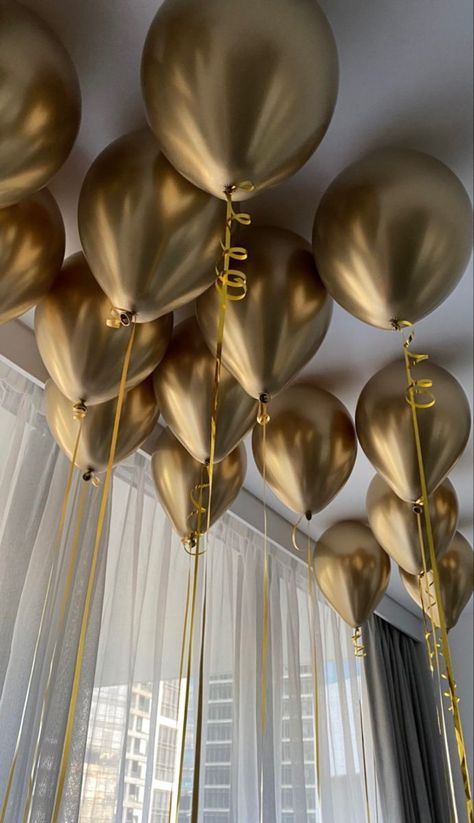 Gold 17 Balloons, 24th Golden Birthday Ideas, Golden Party Aesthetic, Golden Birthday Aesthetic, Gold Birthday Aesthetic, Gold Party Aesthetic, Birthday Balloons Aesthetic, Golden Birthday Decor, Golden Theme Party