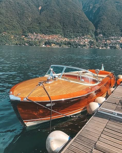 Luxury Fishing Boat, Lac Como, Aesthetic Boat, Riva Boat, Classic Lifestyle, Boat Lake, مرسيدس بنز, Classic Wooden Boats, Dream Boat