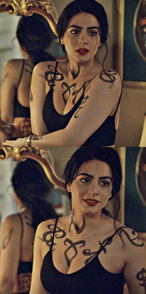 Isabelle Lightwood on episode 3x20 #Shadowhunters Isabelle Lightwood And Simon Lewis, Isabel Lightwood Outfit, Shadow Hunters Isabelle, Isabelle Lightwood Outfit, Shadowhunters Runes, Isabella Lightwood, Izzy Lightwood, Shadowhunters Season 3, Black Red Hair