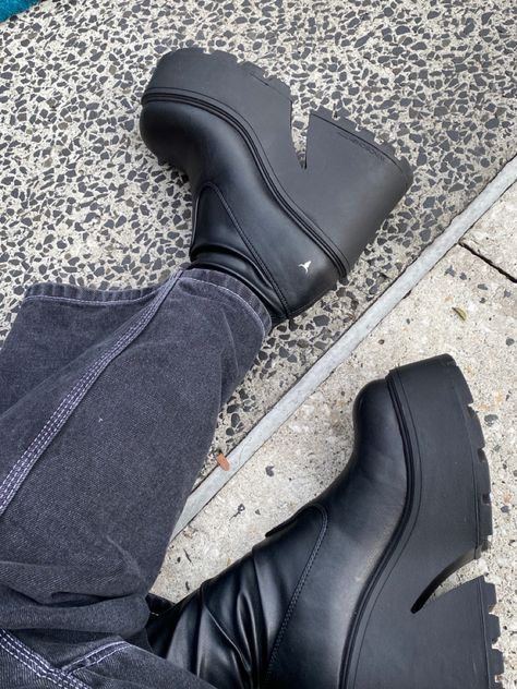 Windsor Smith Boots Outfit, Combat Heel Boots Outfit, High Platform Boots Outfit, Plateau Boots Outfit, Chunky Boots Aesthetic, Platform Boots Aesthetic, Outfit Chunky Boots, Windsor Smith Boots, Black Leather Boots Outfit