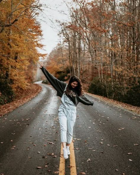 Autumn Photoshoot, Senior Photo Ideas, Fall Photo, Senior Pic Ideas, Model Poses Photography, Portrait Photography Poses, Poses Women, Fall Photoshoot, Best Photo Poses