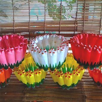 diy garden ideas using plastic bottles Garden Ideas With Plastic Bottles, Diy Garden Ideas, Plastic Bottle Planter, Plastic Bottle Crafts Diy, Recycling Projects, Reuse Plastic Bottles, Plastic Bottle Flowers, Plastic Bottle Art, Diy Plastic Bottle