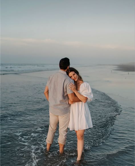 Poses For Couple On Beach, Couple Pic Ideas On Beach, Long Beach Engagement Photos, Beach Fotos Ideas Couple, Cool Couple Beach Photos, Beach Pose Pre Wedding, Prenup Beach Ideas, Beach Date Photoshoot, Photoshoot On Beach Couple