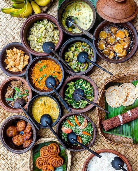 "Is this like the Indian Food? " Is what most people ask about Sri Lankan Cuisine. My answer is "No, it's a blend of history and culture of… Sri Lankan Rice, Material Mood Board, Sri Lanka Culture, Rice And Curry, Sri Lanka Food, Sri Lankan Food, Sri Lankan Recipes, Sri Lanka Travel, Island Holiday