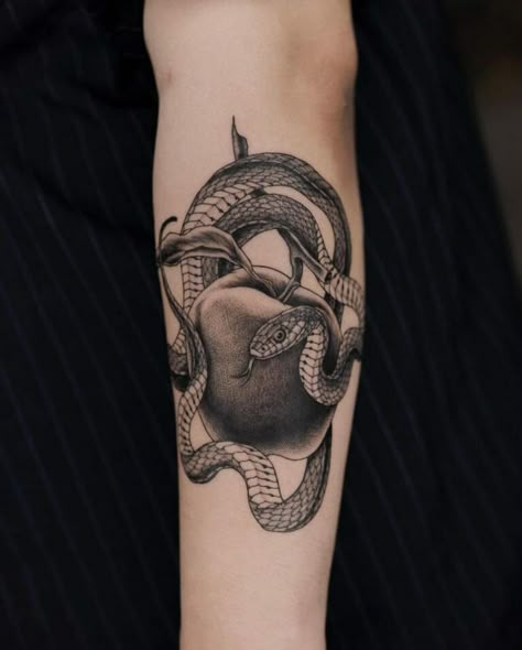 Forbidden Fruit Tattoo, Tattoos Lily, Eve Tattoo, Snake Tattoo Ideas, Apple Tattoo, Phönix Tattoo, Fruit Tattoo, Serpent Tattoo, Tattoos Beautiful