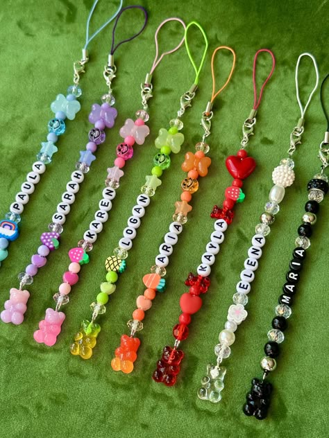 Bracelets Handmade Beaded Free Pattern, Beaded Phone Charms Diy, Diy With Beads, Pony Bead Keychain Patterns, Bead Keychain Diy, Things To Make With Beads, Homemade Keychains, Beaded Keychains Patterns, Tassen Hanger