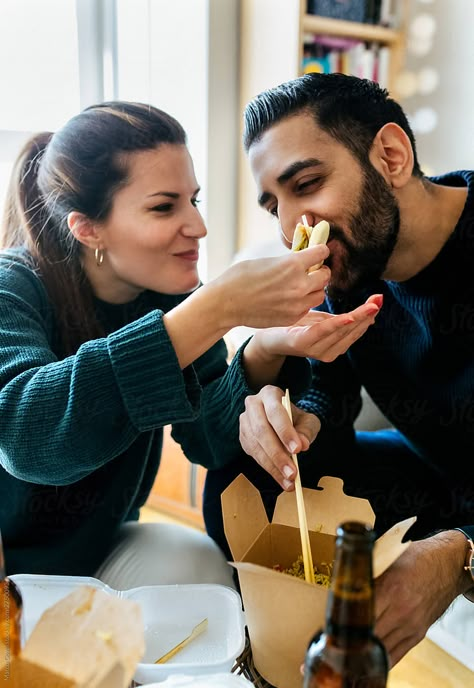 Sharing Food With Boyfriend, Couples Eating, Eating Food Together Couple, Eating Couple Aesthetic, Couples Eating Together, Sharing Food Photography, Couple Eating Together, Romantic Cooking, Guy Eating