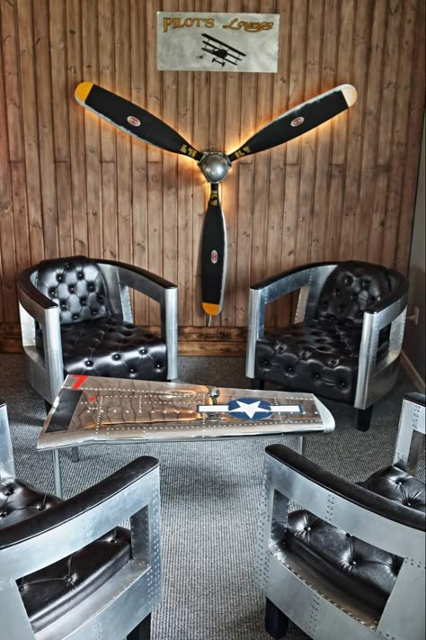 Aviation Bar, Man Cave Garage Ideas, Hangar Office, Aviation Office, Aviation Room, Man Cave Shop, Hanger House, Aviation Furniture, Airplane Hangar