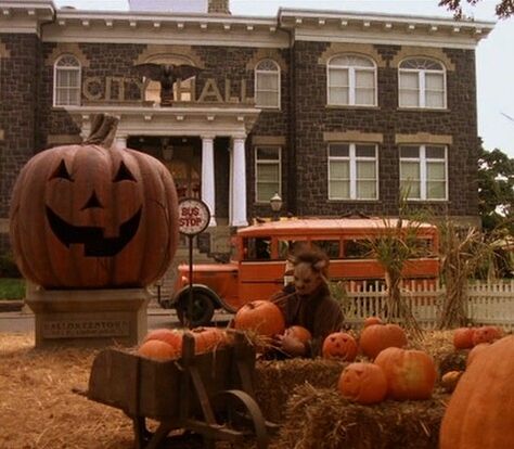 Halloweentown Image Halloween, Fall 24, Spooky Scary, Season Of The Witch, Theme Halloween, Best Seasons, Halloween Movies, Cool Halloween Costumes, We Fall In Love