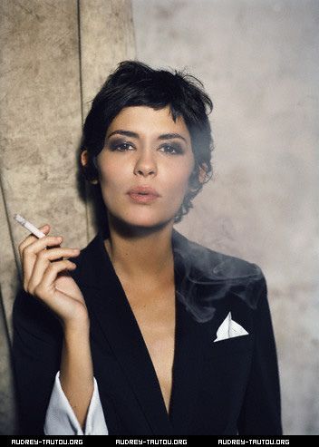 Audrey Tautou. Childhood crush. Any girl that has the face to pull off hair like that . . . damn. Celebrity Short Hair, Hair Winter, Clemence Poesy, Miranda Priestly, Audrey Tautou, Jeanne Damas, Claudia Schiffer, French Actress, Bob Ross