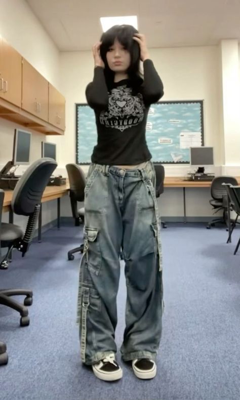 Grunge Outfits Tomboy, Alt Baggy Outfits, Alt Outfits For School, Alt Aesthetic Outfits, Cargo Outfit Ideas, Baggy Cargo Pants Outfit, Cargo Pants Outfit Ideas, Outfit Inspo Y2k, Grunge Fits