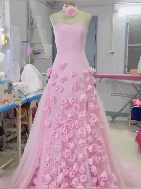 Birthday Dress Designs, Flowers Prom Dress, Event Clothes, فستان زهري, Party Dress Pink, Flower Prom Dress, Rose Gown, Sleeveless Party Dress, Vestidos Color Rosa