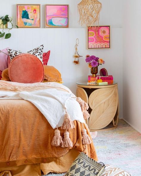 Palm Springs Bedroom Ideas, Table Side Bed, Orange Green And Pink Room, Pink Yellow Orange Bedroom, Bright Colourful Bedroom, Tropical Inspired Bedroom, Palm Springs Decor Interiors, Neutral Bedroom With Pop Of Color, Coral Bedroom Ideas