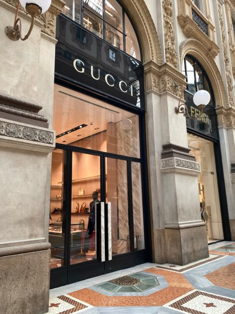 Old Gucci Aesthetic, Designer Stores Aesthetic, Vintage Gucci Aesthetic, Gucci Ad, Gucci Aesthetic, Rich Future, Aesthetic Italy, Business Girl, City Layout