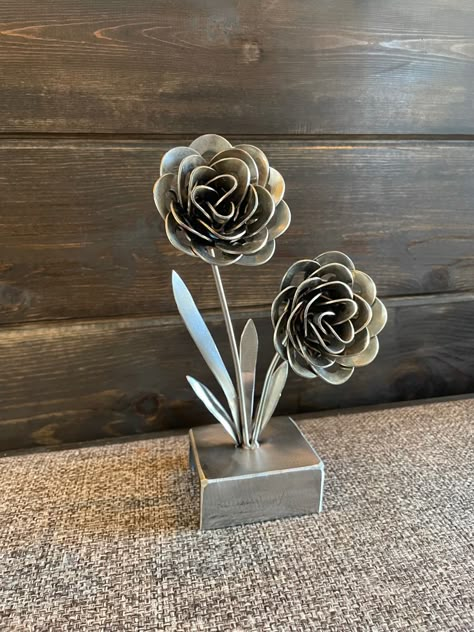 Metal Flower Art, Welding Projects Ideas, Welding Gifts, Cool Welding Projects, Welded Metal Projects, Metal Welding Art, Metal Roses, Machining Metal Projects, Welding Crafts