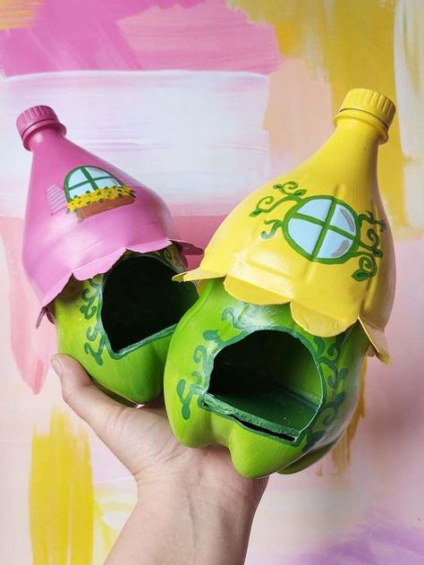 Diy Recycle Bottles, Plastic Bottle Crafts Diy, Recycled Crafts Kids, Reuse Plastic Bottles, Plastic Bottle Art, Fairy House Diy, Fairy Garden Crafts, Garden Crafts Diy, Diy Bottle Crafts