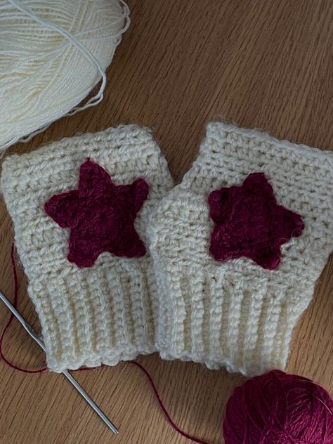 Crochet Hand Mittens, Cute Crochet Hand Warmers, Crochet Star Hand Warmers, Hand Warmer Crochet Pattern, Star Gloves Crochet, Christmas Crochet Aesthetic, How To Make Hand Warmers, How To Crochet Hand Warmers, Hand Gloves Crochet