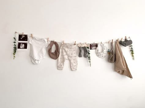 Onesie Garland Boy, Hanging Onesies Decor, Baby Clothes Baby Shower Decor, Baby Shower Onsies Display, Simple Woodland Baby Shower Ideas, Baby Shower Backdrop Simple, Onesie Clothes Line Shower Ideas, Hanging Baby Clothes Decoration, Onsie Garland Decoration