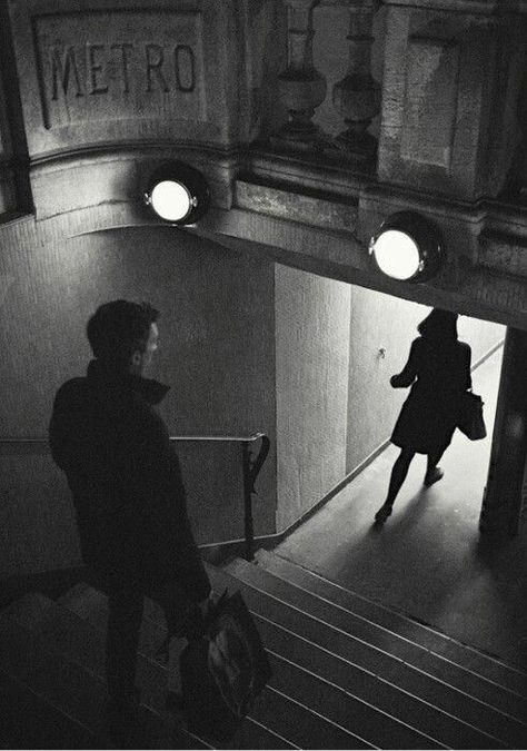 Метро Frank Horvat, Willy Ronis, Metro Paris, Heartwarming Photos, U Bahn, Male Photography, Paris Photo, Joy Of Life, Paris Photos