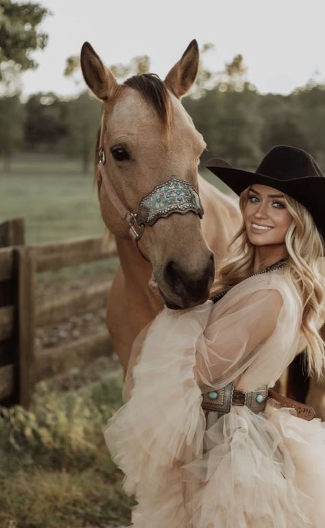 Horse Senior Pictures, Cowgirl Photoshoot, Pictures With Horses, Western Photoshoot, Western Photo, Senior Photography Poses, Western Photography, 29th Birthday, Senior Photoshoot