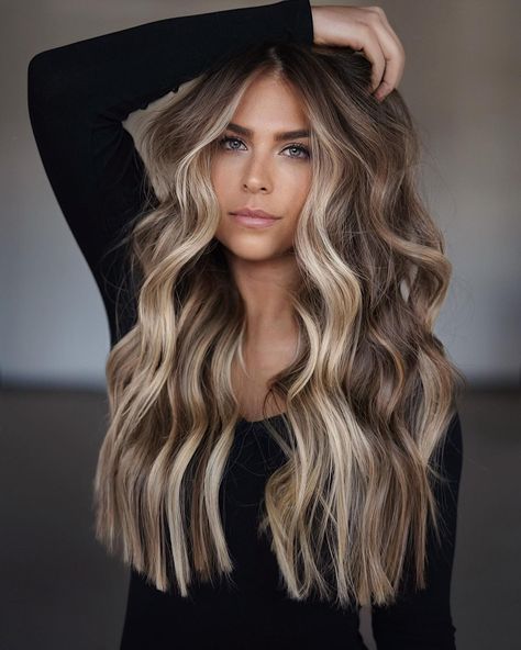 40 Best Money Piece Hair Trend Ideas for 2022 - Hair Adviser Rambut Brunette, Blonde Balayage Highlights, Bronde Balayage, Brunette Hair With Highlights, Money Piece, Beauty Corner, Balayage Hair Dark, Dirty Blonde Hair, Long Dark Hair